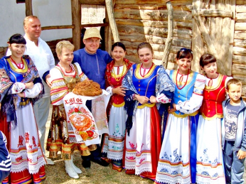 Фольклорный коллектив в национальных костюмах