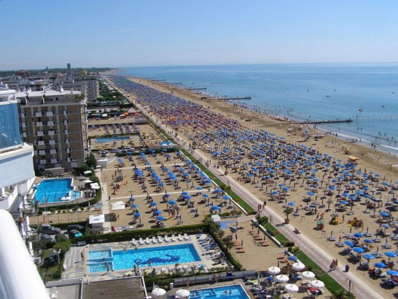 пляж итальянского курорта с отелями на берегу моря